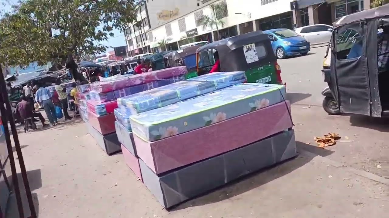 🎬💿🇲🇿 FILMES À MODA ANTIGA! 📍 Mercado Maquinino — Beira, Moçambique, África.