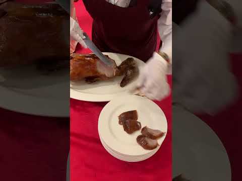 第一名烤鴨~「龍都酒樓」烤鴨上桌時,服務人員熟練地進行片鴨,鴨皮金黃酥脆,散發出誘人的香氣。搭配手工製作的餅皮、甜麵醬和蔥白,口感層次豐富,令人回味無窮。