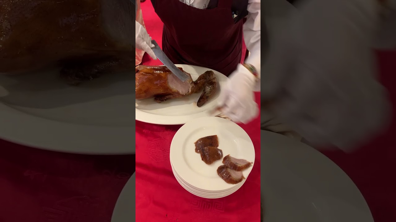 第一名烤鴨~「龍都酒樓」烤鴨上桌時,服務人員熟練地進行片鴨,鴨皮金黃酥脆,散發出誘人的香氣。搭配手工製作的餅皮、甜麵醬和蔥白,口感層次豐富,令人回味無窮。 縮圖