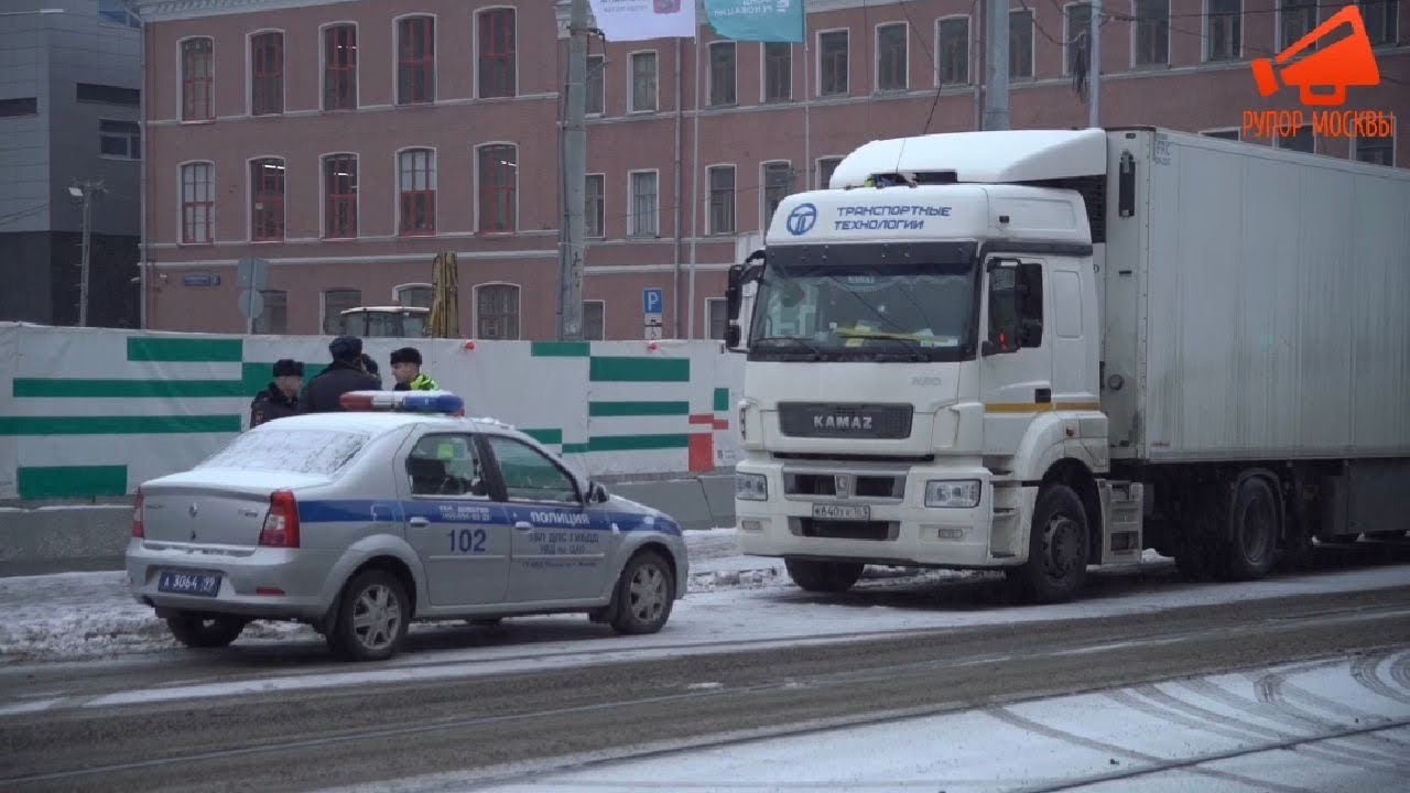 ⚡️В Москве водитель перекрыл улицу фурой