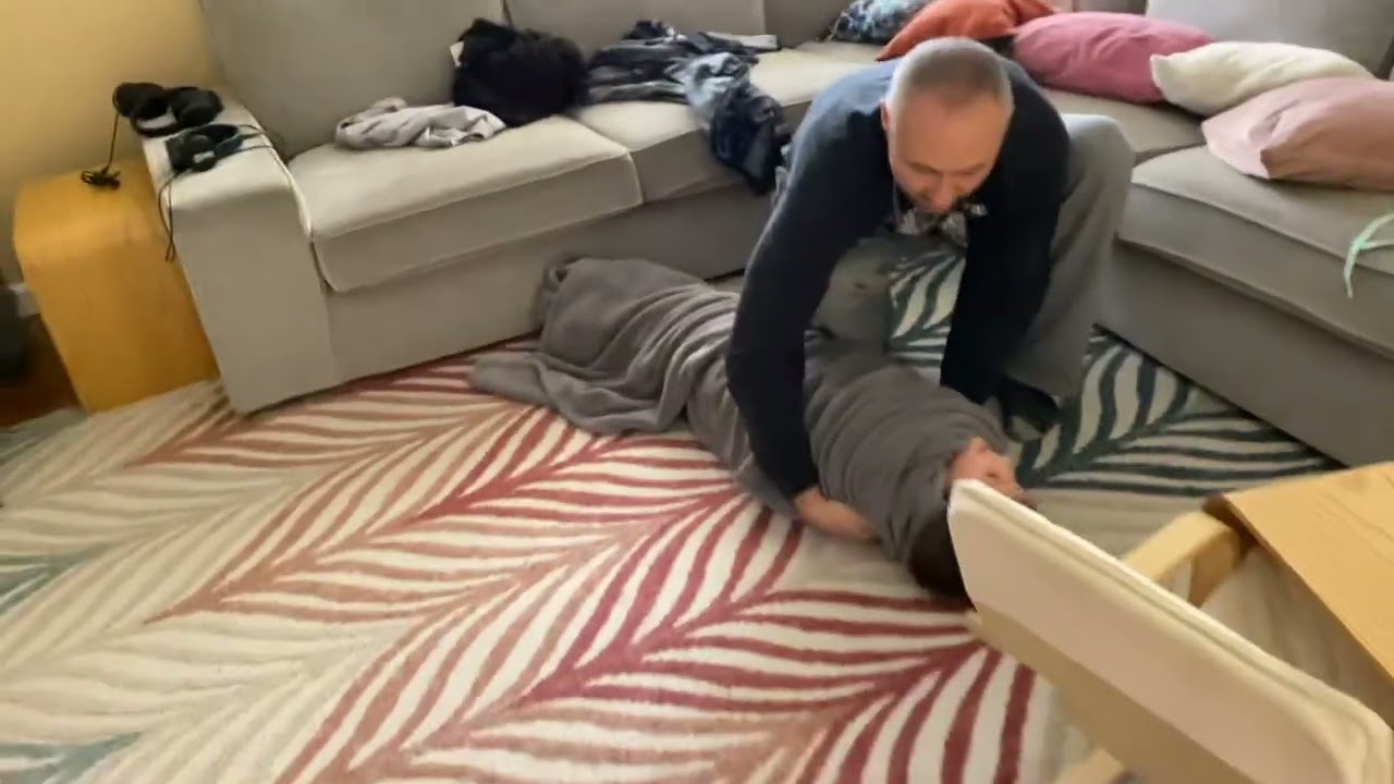 Как избавиться от усталости, завернувшись в одеяло. Как пеленать четырехлетнего ребенка (3 года).