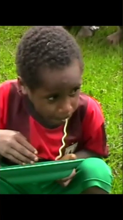 ANAK PAPUA MAKAN MIE TANPA SENDOK 😭😭 (Sendok habis di Pakai orang tua mereka di sebelah) #noodles