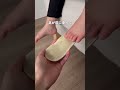 ベビーシューズは履かせ方も大事✨かかとをしっかり合わせて、足にフィットさせるのがポイント。ガバッと開く靴なら履かせやすく、左右の目印も便利! 小さな足を守るために覚えておきたい靴の選び方です。