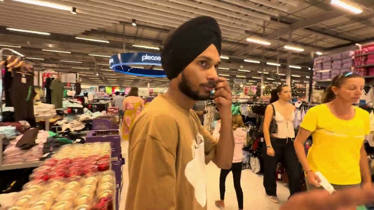 NEWZELAND MA CLOTHES MARKET KAISI HOTI HA 