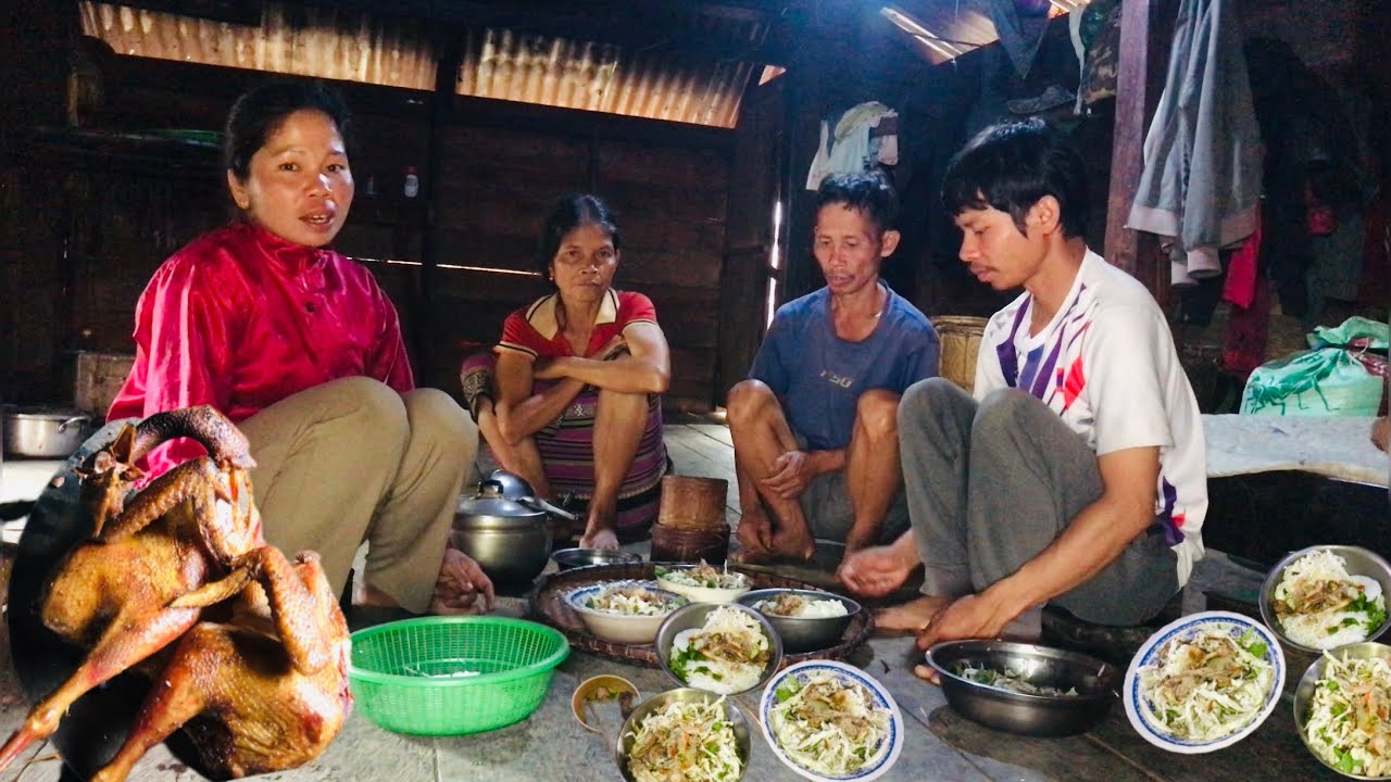 ฝนตกพรำๆชักผ้าอยู่บ้าน ทำซั่วข้าวปุ้นกินกับครอบครัวอย่างอร่อย