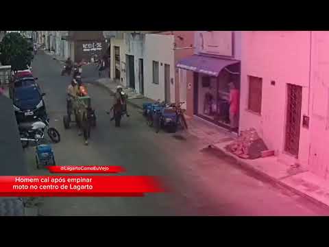 Homem cai após empinar moto no centro de Lagarto