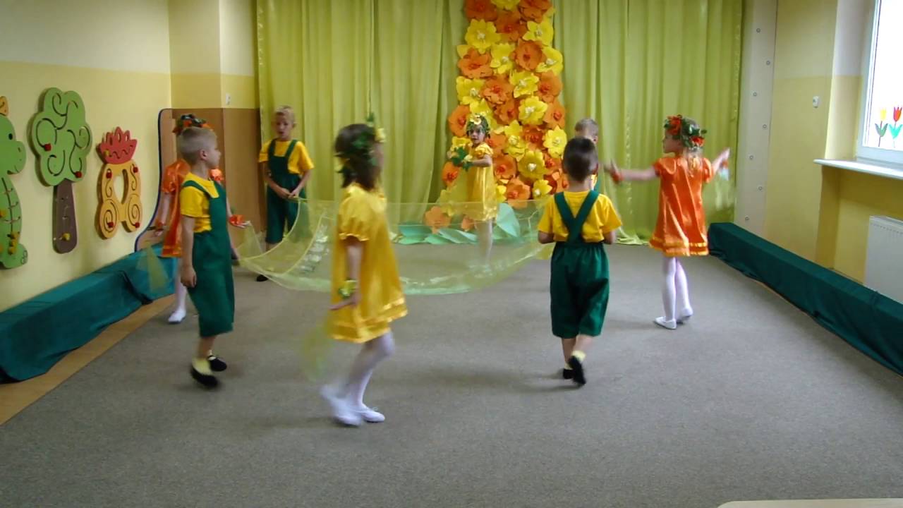 Taniec z materiałem i kwiatami- "Wiosenne rytmy"- Przedszkole nr 10 w Lęborku