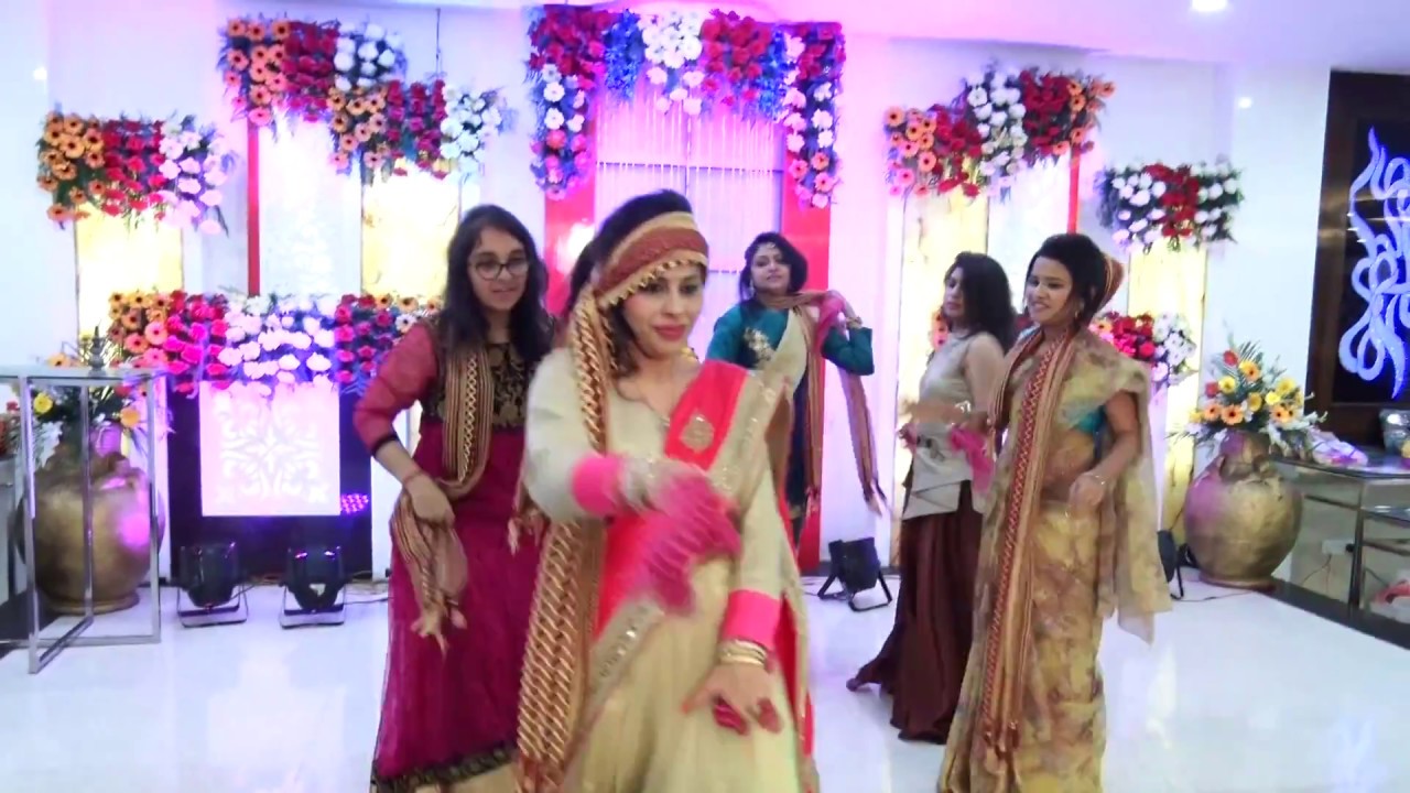 girls group dance performance in indian wedding on bollywood songs