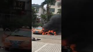 中国街道上摩托车与汽车相撞起火