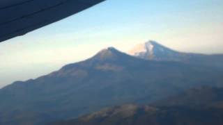 CIUDAD DE MEXICO - MEXICO CITY - Vista aérea del magestuoso Popocatépetl.MP4