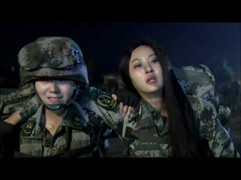 女兵执行任务后身体疲惫不堪，竟倒在地上