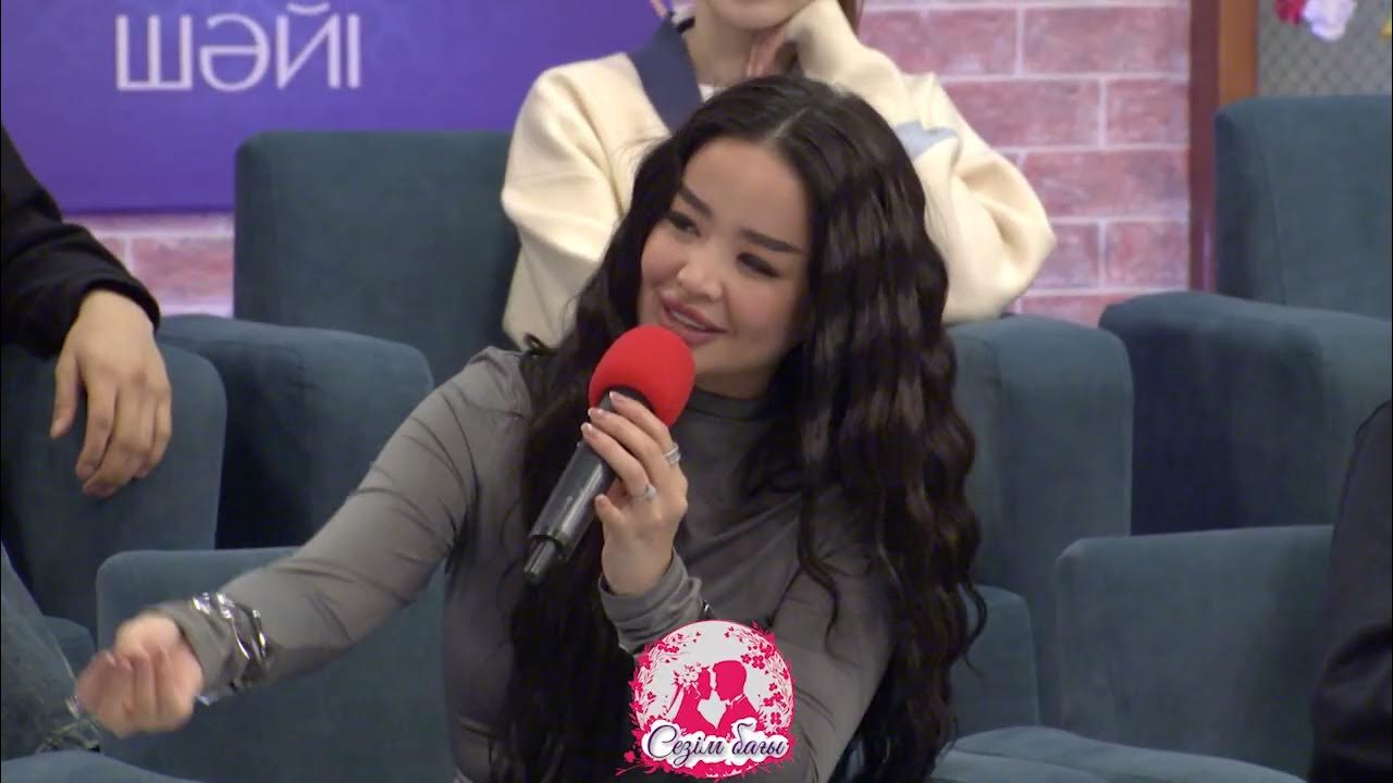 Көзілдірік киген қыз семіз адамды сорып алады