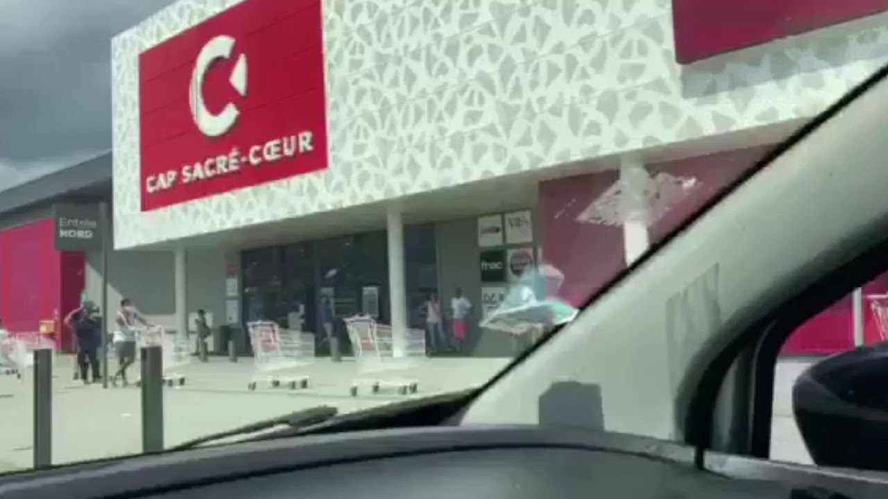 Des clients patientent pour faire leurs courses - Cap Sacré Coeur - YouTube