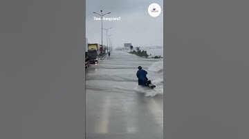 Tình người giữa cơn nước lũ: Tài xế container dừng xe, chắn dòng nước giúp người dân đi qua an toàn