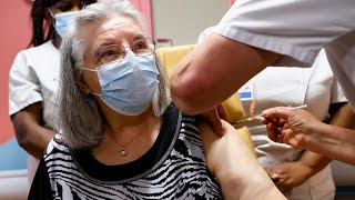 Covid-19 : une femme de 78 ans reçoit la première dose de vaccin en France