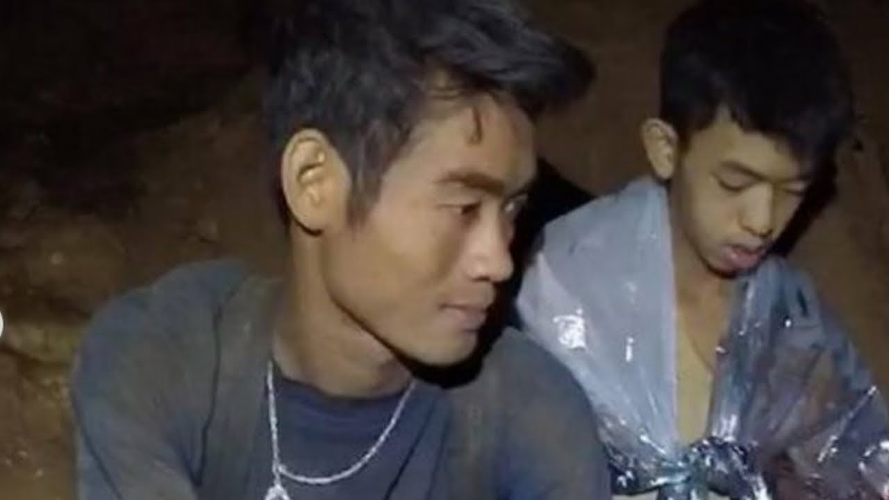 Costringe i ragazzi a leccare le pareti in modo che possano...