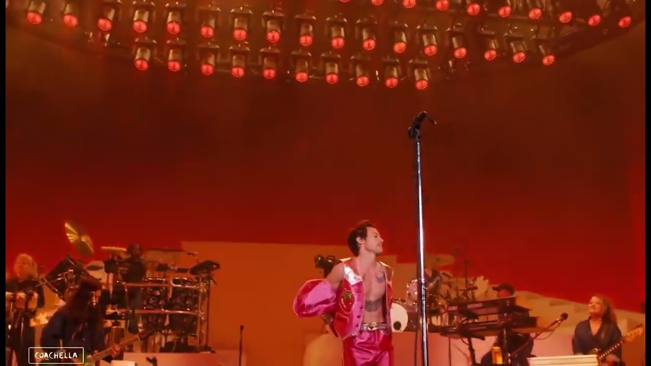 Harry takes off his Jacket at coachella 🙈