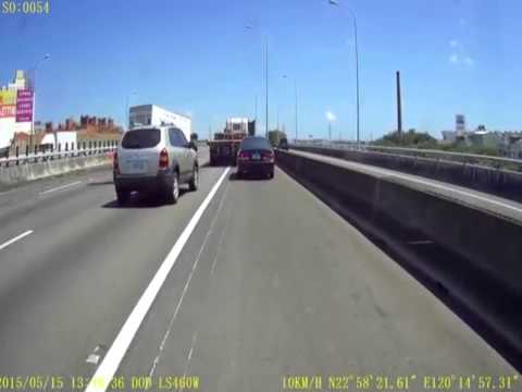 2015-5-15 國道一號南下327K 大貨車撞中央分隔島 驚險 誇張 車禍 TAIWAN ACCIDENT