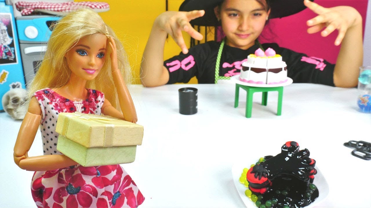 Cadı Emily Barbie�ye ayak şeklinde pasta yapıyor. YouTube