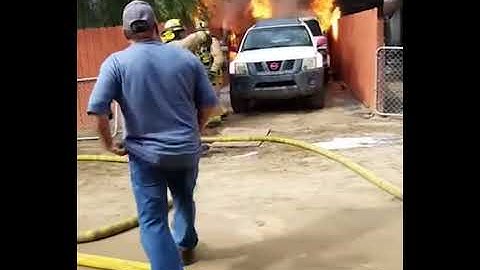 Hombre rescata a su perrito de un incendio