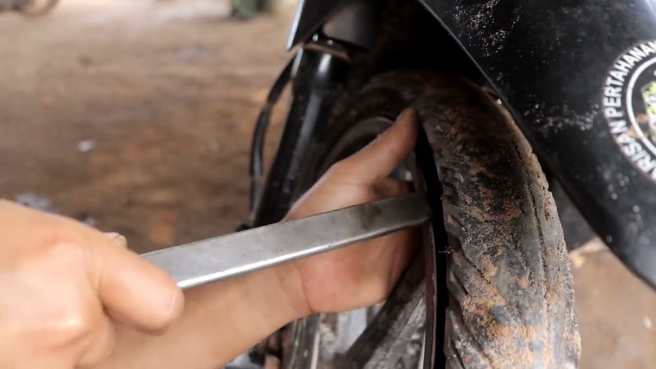 cara buka ban yg posisinya kejepit biar tidak merusak velg(bocor di paksa jalan)