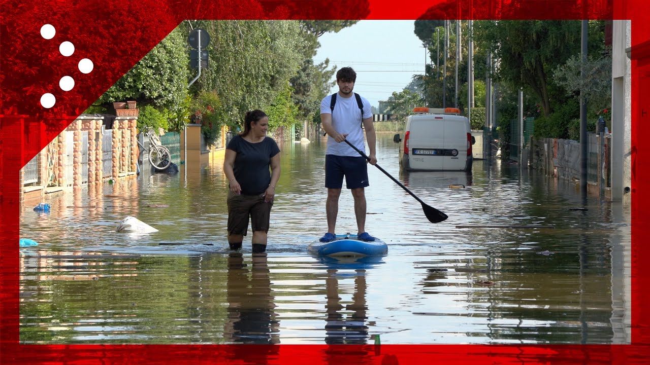 Ancora tanta acqua per le strade di Fornace Zarattini: abitanti si muovono con i sup e i gommoni