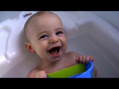 baby-in-bath-laughs-hysterically-(super-cute)