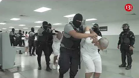 Another 17 alleged gang members are deported from US to El Salvador