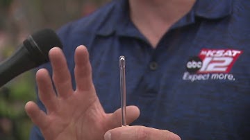 Watch: KSAT meteorologist makes homemade thermometer DURING total eclipse in Fredericksburg on A...