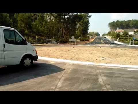 Carrinha estacionada numa rotunda de Castro Daire - Viseu
