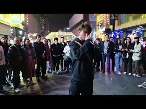 实力小哥长沙撕心裂肺街唱《空心》，路人听了都递纸巾