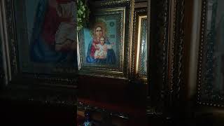икона Божей Матери Леушинская. Иконе молится о защите родине и дома, границ своей страны.