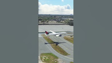 Emergency Landings Delta Air Lines Boeing 777 at Miami Airport #shorts