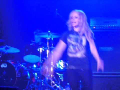 Avril Lavigne - All The Small Things (Blink 182 cover) 2005