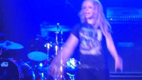Avril Lavigne - All The Small Things (Blink 182 cover) 2005