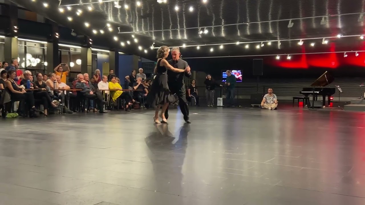 María Jose Iglesias & Luis Solanas bailando #tangoargentino en Palacio  Libertad en Buenos Aires