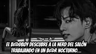 Img con Jk🔥💋Cuando el b@dbøy descubre a la Nerd del salón trabajando en un b@r n0cturn0...