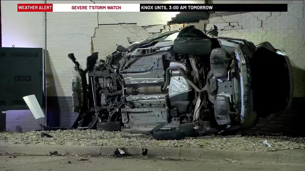 Speeding car crashes into East Peoria fast food restaurant - YouTube