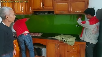 lắp đặt kính bàn bếp đẹp mê ly luôn.Kính cường lực sơn màu Xanh nom tại Hưng Yên