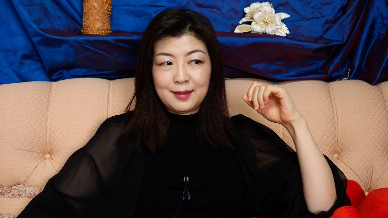 個人撮影　豊満熟女　カップル R60)AI美女 美魔女 熟女 巨乳 A4ポスター 光沢ゴールド写真用紙 高画質 AI