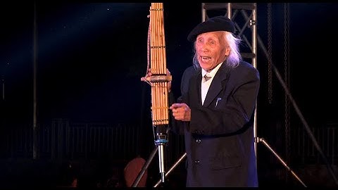 Ông Lò Văn Biến - Nghệ nhân ưu tú Mường Lò biểu diễn khèn bè trong Giao lưu VH Thái tại Lào Cai