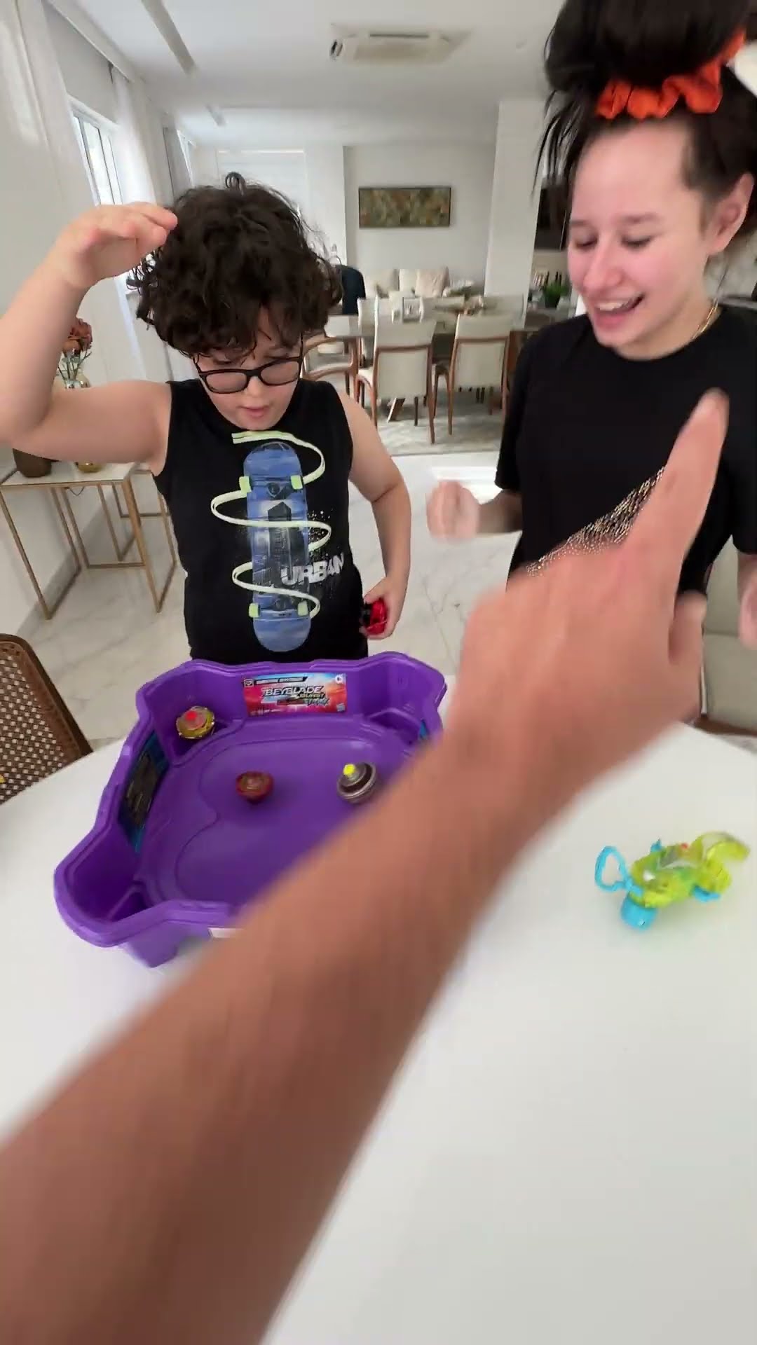 Valentina playing with her cousin Cadu with beyblade  #valentinapontesofc  #kidsvideo  01 4