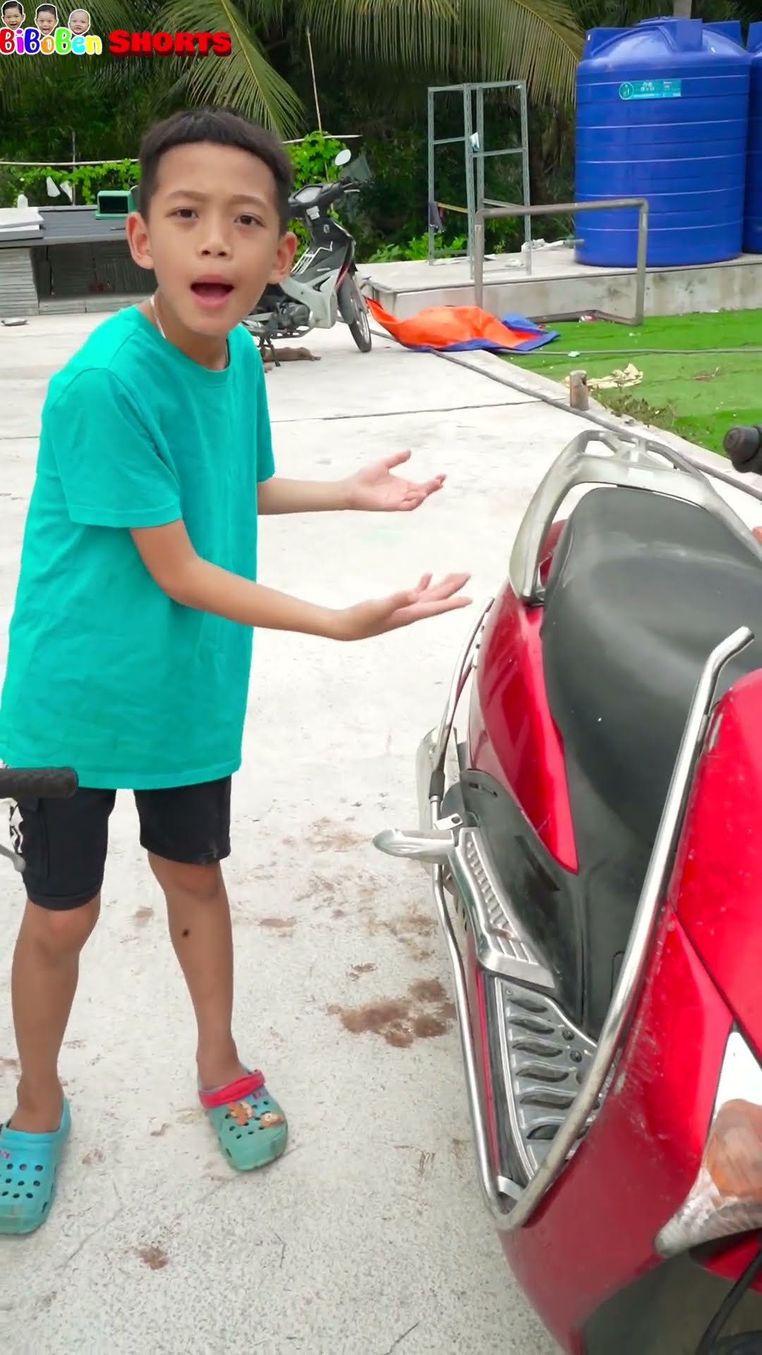 Funny video | Mom let me go out | Mẹ cho con đi chơi đi ?