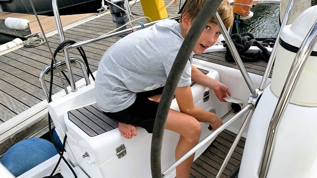 ⁣Ep18 | What is an EPIRB and how does a bilge pump system work?