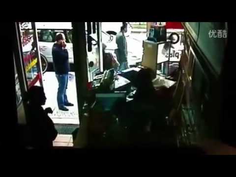 2012/6/5 肢解中國留學生的色情片演員在柏林被抓捕現場 - YouTube