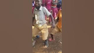 Watoto wakisukuma wakishindana kucheza..hatari sana !!