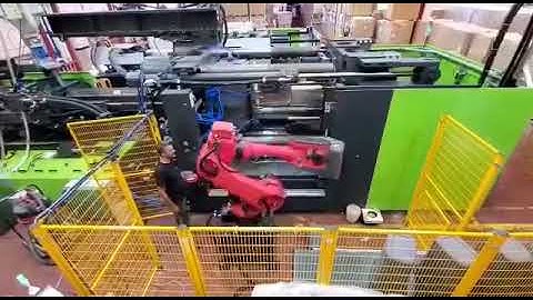 Injection molding machine for producing garbage bin with robot arm take out automatically