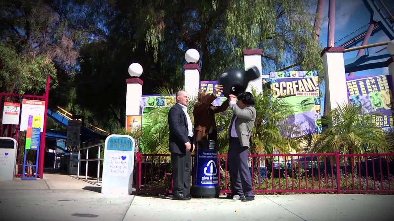 3 STOOGES INVADE 6 FLAGS!