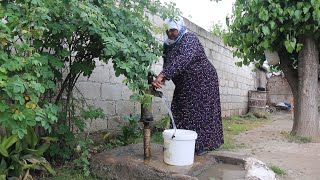 مكبس المياه إرث قديم تحافظ عليه أم مأمون وعائلتها في سلقين بريف إدلب