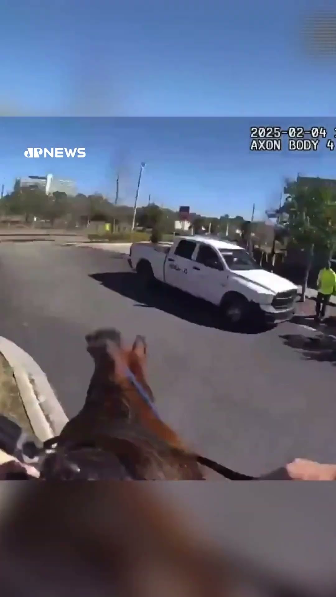 Policial a cavalo persegue suspeito de tráfico de drogas nos Estados Unidos #Shorts
